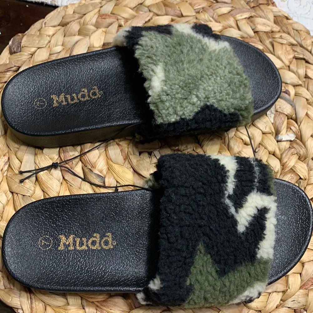SALE ❤️NWOT Mudd camoflauge slides
